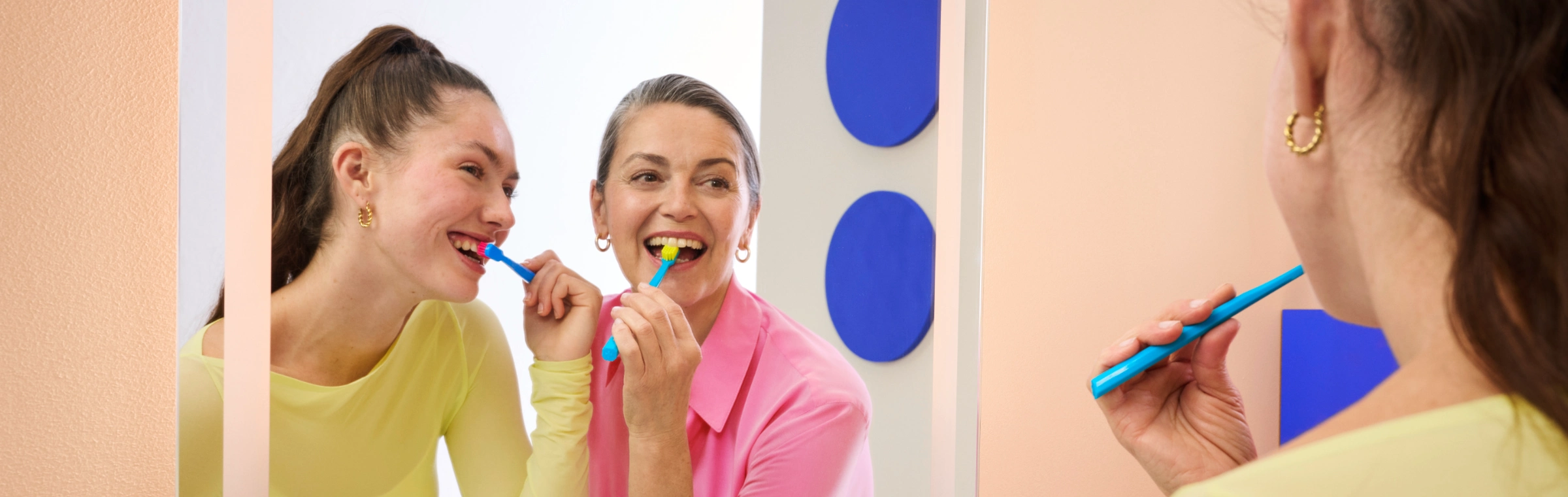 gente-con-cepillo-de-dientes-curaprox